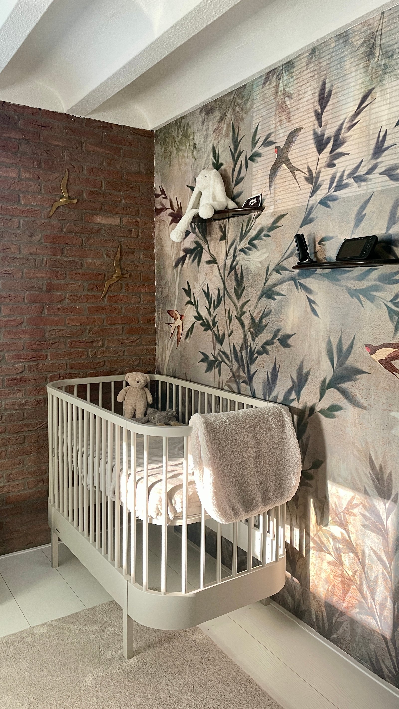 Babykamer met botanisch behang, Atelumé